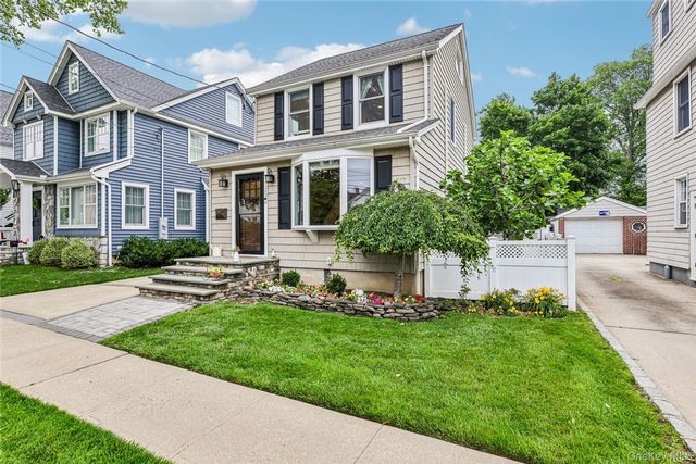  3 BR,  2.00 BTH &nbsp;Colonial style home in Williston Park