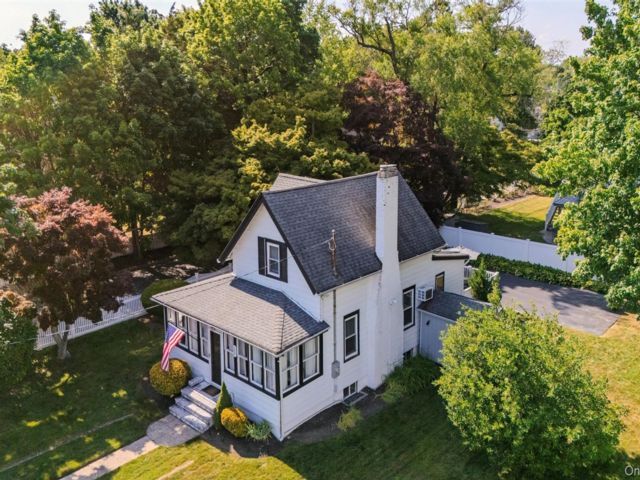  3 BR,  2.00 BTH &nbsp;Cape cod style home in Saint James