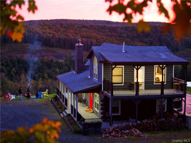 3 BR,  2.00 BTH &nbsp;Chalet style home in Parksville