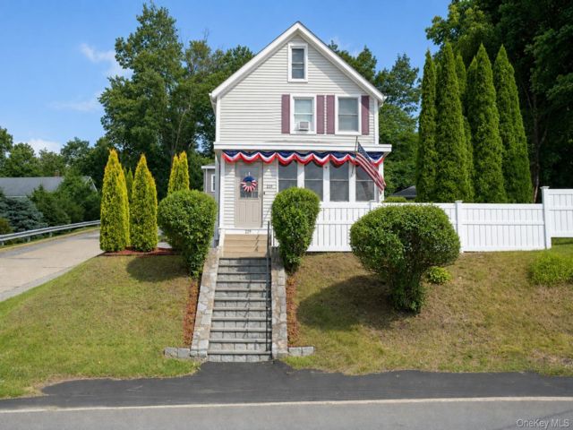  2 BR,  2.00 BTH &nbsp;Colonial style home in Buchanan