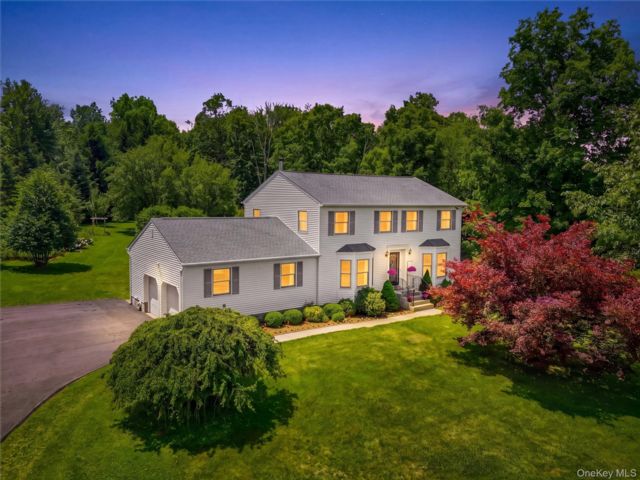  3 BR,  3.00 BTH &nbsp;Colonial style home in Middletown