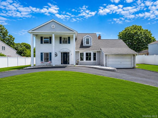  4 BR,  3.00 BTH &nbsp;Colonial style home in Holtsville