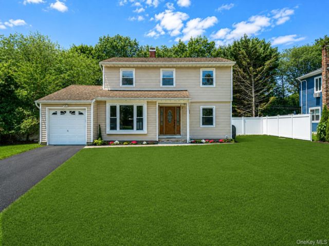  4 BR,  2.00 BTH &nbsp;Colonial style home in Holbrook