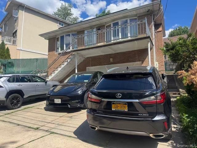  4 BR,  3.00 BTH &nbsp;Other style home in Little Neck