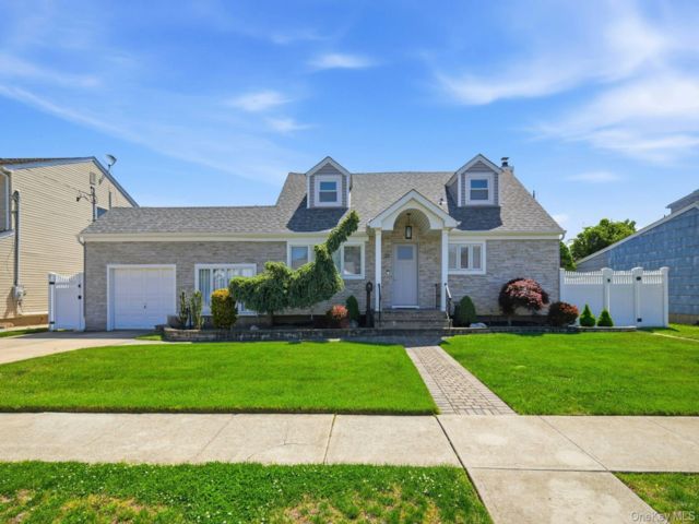  5 BR,  4.00 BTH &nbsp;Cape cod style home in Massapequa Park