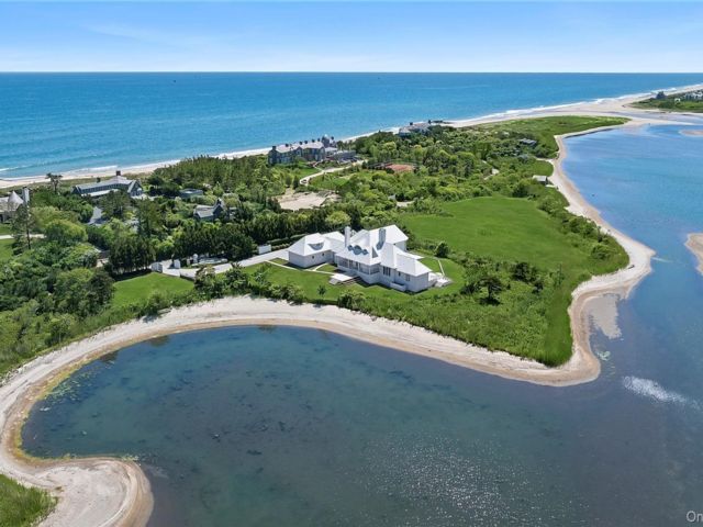  4 BR,  5.00 BTH &nbsp;Contemporary style home in East Hampton