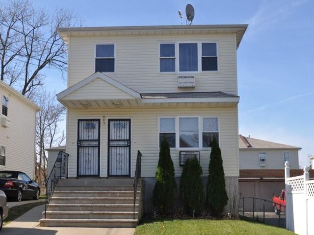  6 BR,  4.00 BTH &nbsp;House style home in Arverne