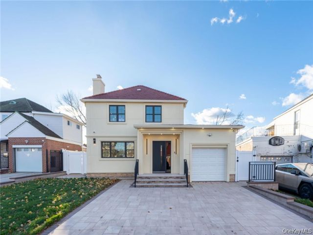  5 BR,  5.00 BTH &nbsp;Colonial style home in Fresh Meadows