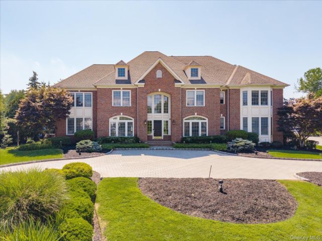  6 BR,  6.00 BTH &nbsp;Colonial style home in Melville