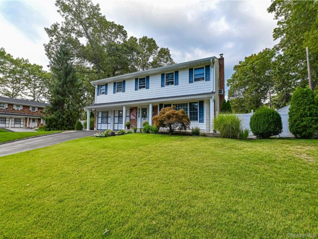  4 BR,  3.00 BTH &nbsp;Colonial style home in Smithtown
