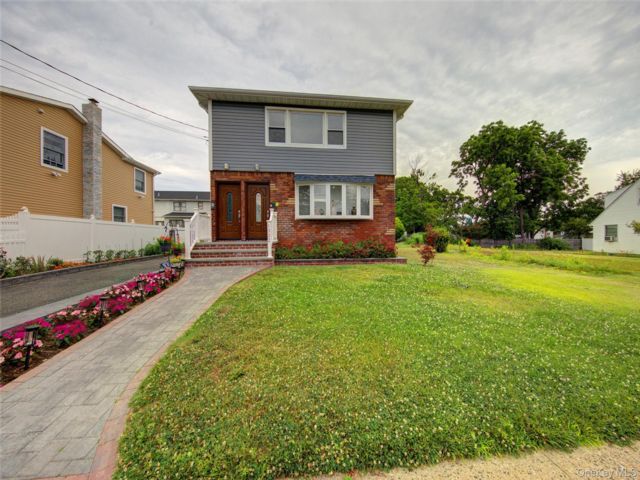  3 BR,  3.00 BTH &nbsp;Other style home in Valley Stream