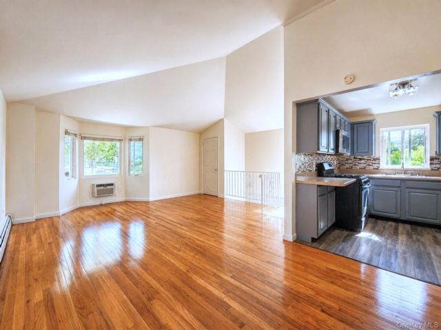  3 BR,  2.00 BTH &nbsp;House style home in Woodhaven