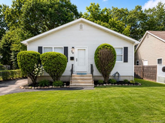  3 BR,  1.00 BTH &nbsp;Ranch style home in Coram