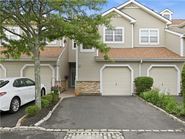  3 BR,  2.00 BTH &nbsp;Garden style home in Plainview