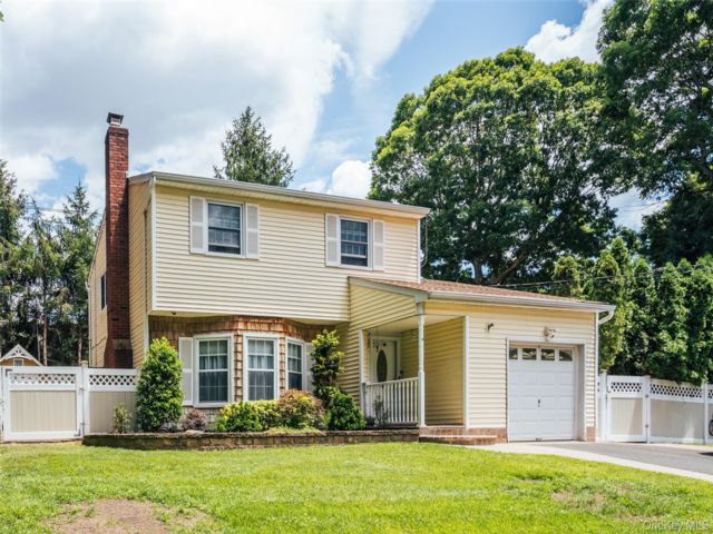  3 BR,  2.00 BTH &nbsp;Colonial style home in Medford