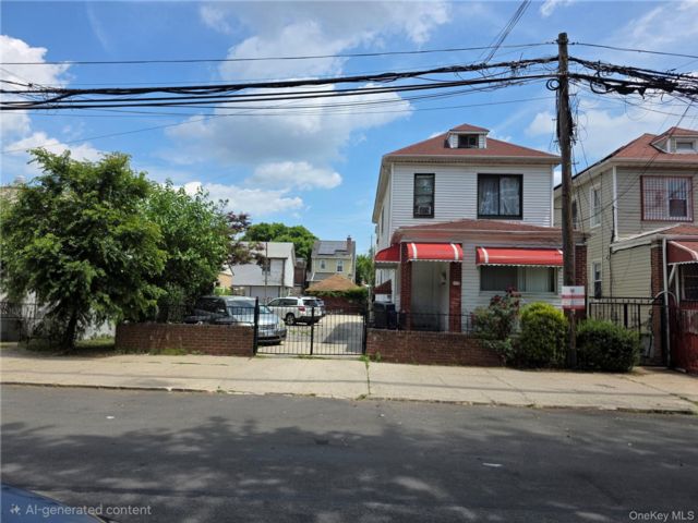  8 BR,  3.00 BTH &nbsp;House style home in Soundview