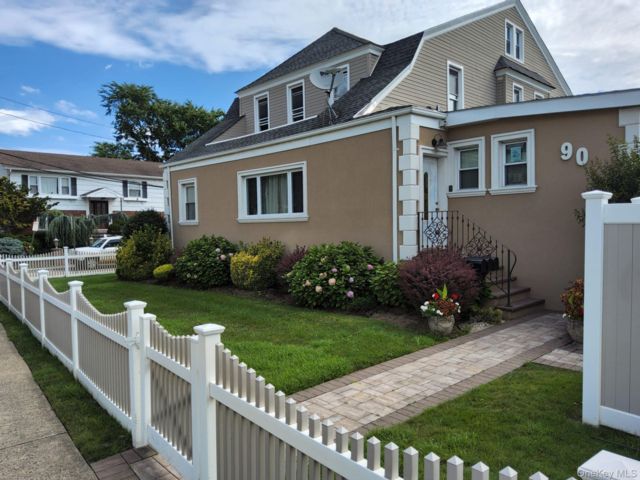  3 BR,  1.00 BTH &nbsp;Colonial style home in Lynbrook