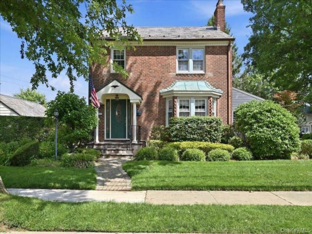  3 BR,  3.00 BTH &nbsp;Colonial style home in Floral Park