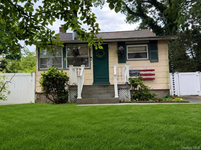  2 BR,  2.00 BTH &nbsp;Ranch style home in Sound Beach