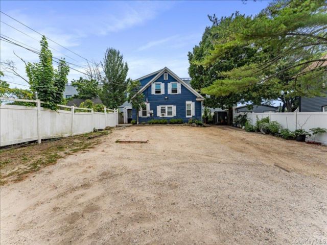  8 BR,  4.00 BTH &nbsp;Other style home in Lawrence