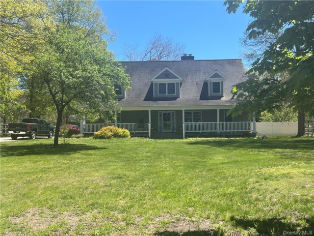  5 BR,  3.00 BTH &nbsp;Cape cod style home in Ridge