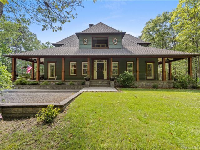  3 BR,  3.00 BTH &nbsp;Craftsman style home in Manorville