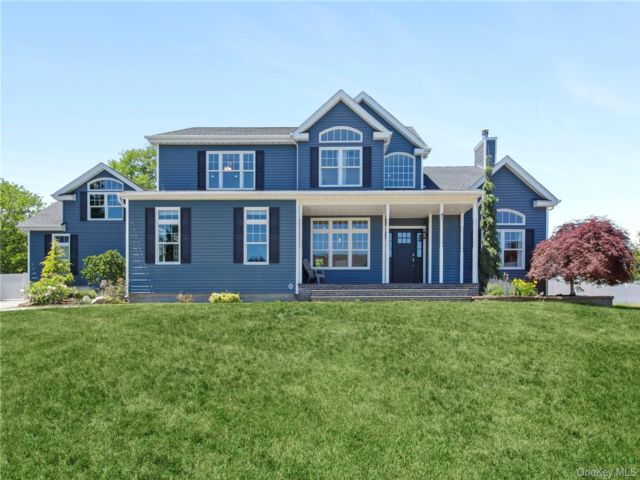  4 BR,  4.00 BTH &nbsp;Traditional style home in Manorville