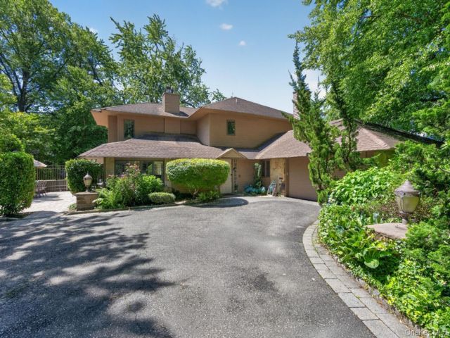  5 BR,  4.00 BTH &nbsp;Colonial style home in Roslyn Heights