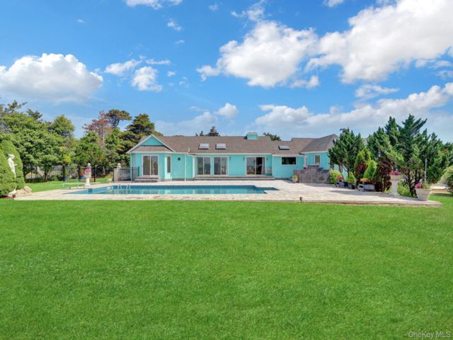 6 BR,  5.00 BTH &nbsp;Exp ranch style home in Hampton Bays