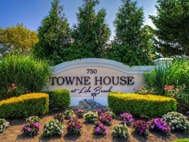  2 BR,  2.00 BTH &nbsp;Condo style home in Lido Beach
