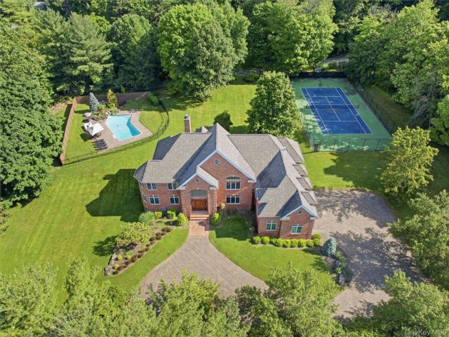  5 BR,  6.00 BTH &nbsp;Colonial style home in New City