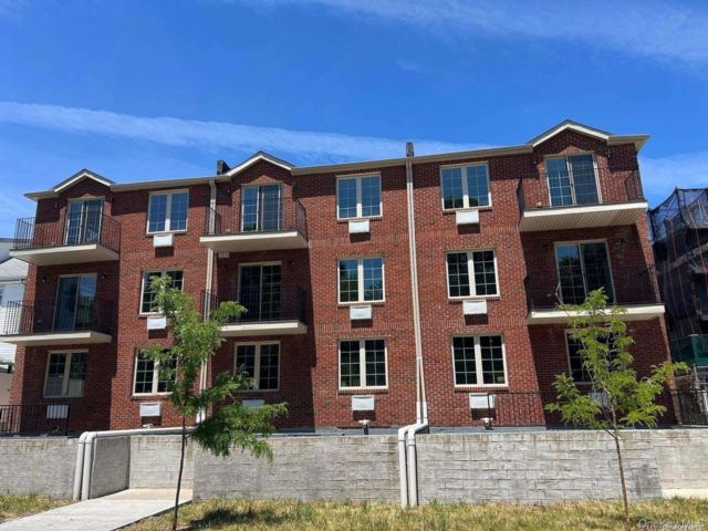  3 BR,  2.00 BTH &nbsp;Includes legal  style home in Hollis
