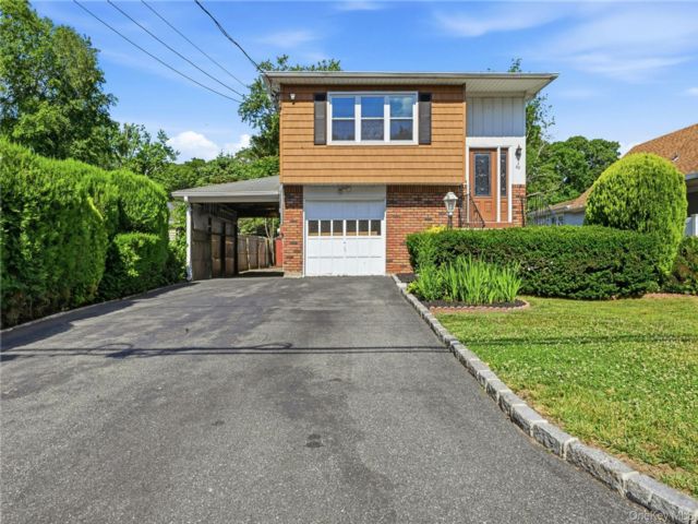  5 BR,  2.00 BTH &nbsp;Hi ranch style home in Huntington