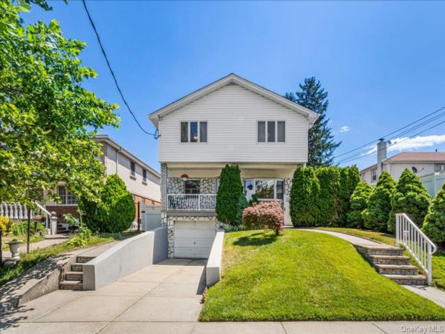  5 BR,  3.00 BTH &nbsp;Colonial style home in Oakland Gardens