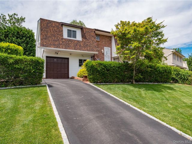  4 BR,  4.00 BTH &nbsp;Hi ranch style home in Kings Park