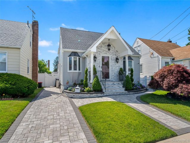  3 BR,  2.00 BTH &nbsp;Cape cod style home in Elmont