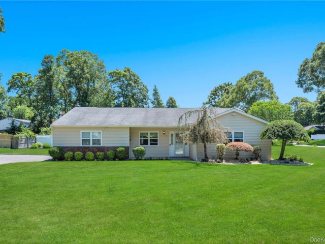  3 BR,  2.00 BTH &nbsp;Ranch style home in Selden