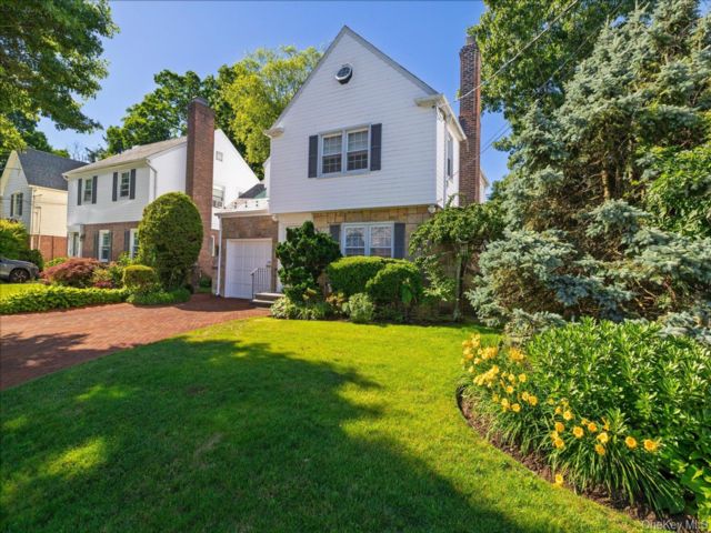  3 BR,  3.00 BTH &nbsp;Colonial style home in Rockville Centre