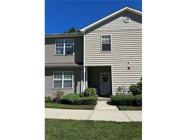  2 BR,  2.00 BTH &nbsp;Condo style home in Medford