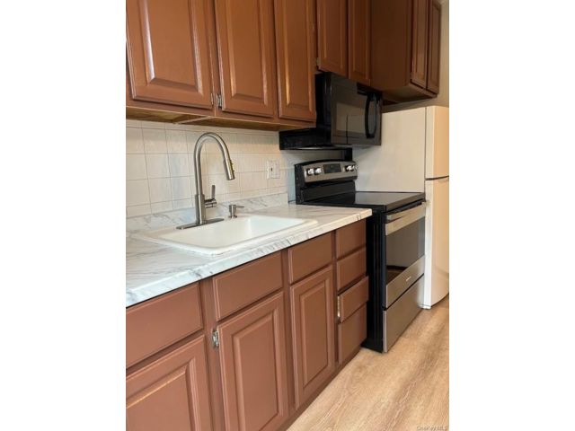  2 BR,  1.00 BTH &nbsp;Modern style home in Plainview