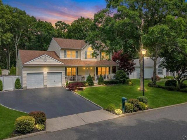  4 BR,  3.00 BTH &nbsp;Colonial style home in Medford