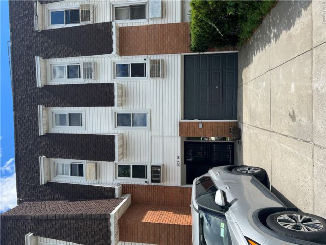  3 BR,  2.00 BTH &nbsp;Includes legal  style home in Bayside