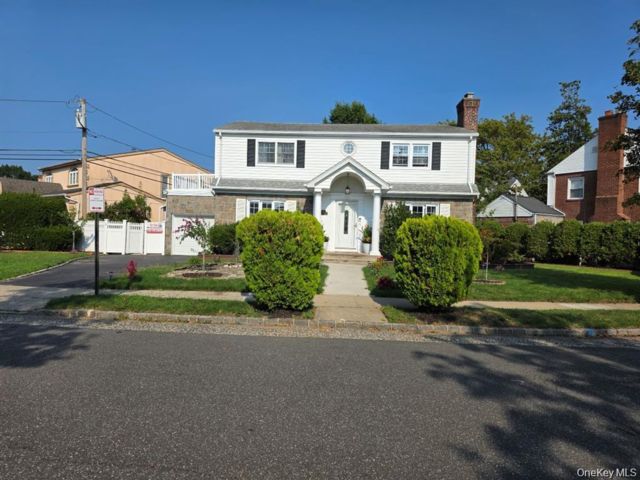  6 BR,  3.00 BTH &nbsp;Other style home in New Hyde Park