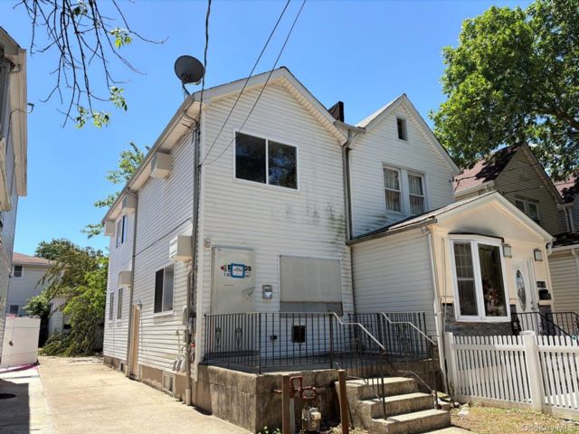  3 BR,  3.00 BTH &nbsp;Colonial style home in Jamaica