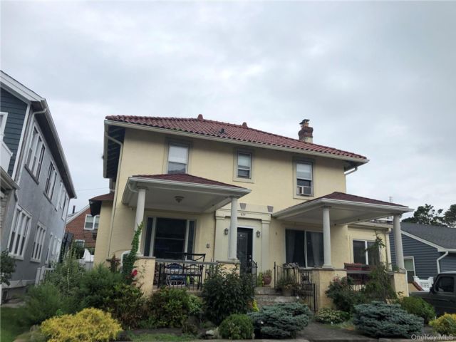  2 BR,  1.00 BTH &nbsp;Colonial style home in Long Beach