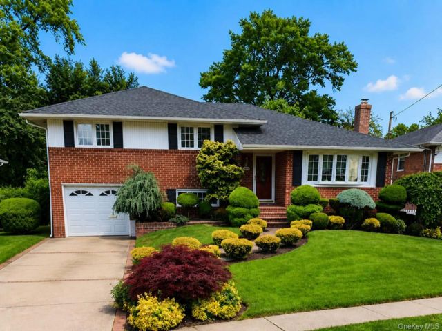  3 BR,  3.00 BTH &nbsp;Split level style home in Garden City