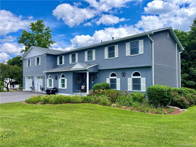  5 BR,  5.00 BTH &nbsp;Colonial style home in New Hampton