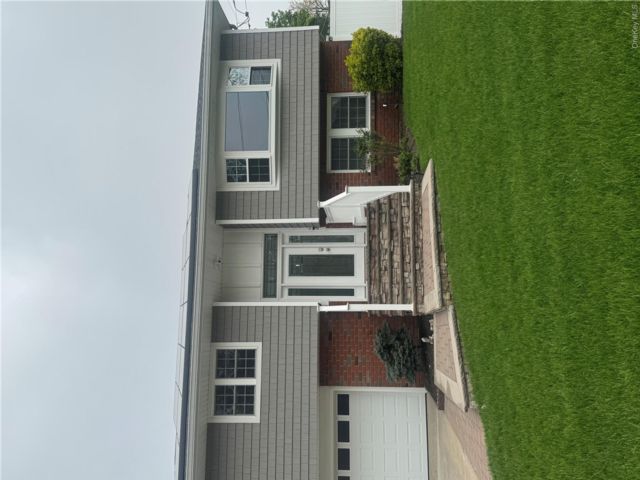  3 BR,  1.00 BTH &nbsp;Hi ranch style home in Lindenhurst