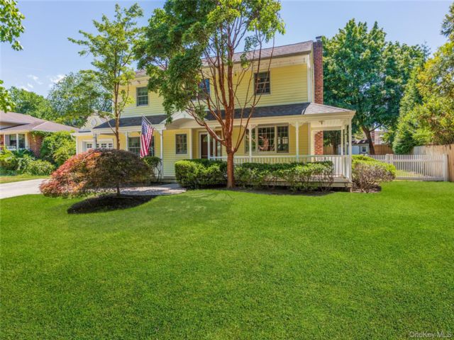  3 BR,  2.00 BTH &nbsp;Colonial style home in Kings Park