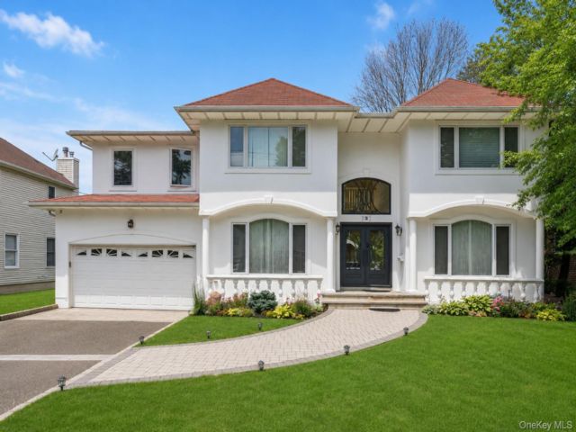  5 BR,  6.00 BTH &nbsp;Colonial style home in Great Neck